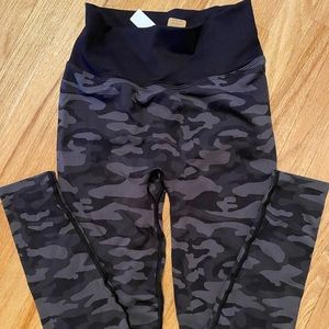 Victoria’s Secret PINK camo leggings NEW